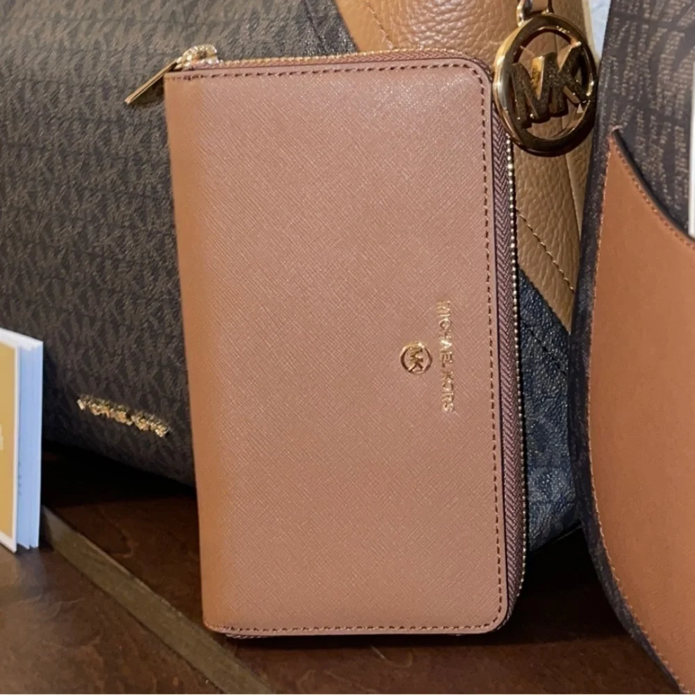NWT Michael Kors Jet Set Charm Wallet